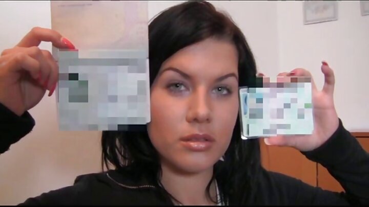 Мъж чука млада красавица с големия си пенис