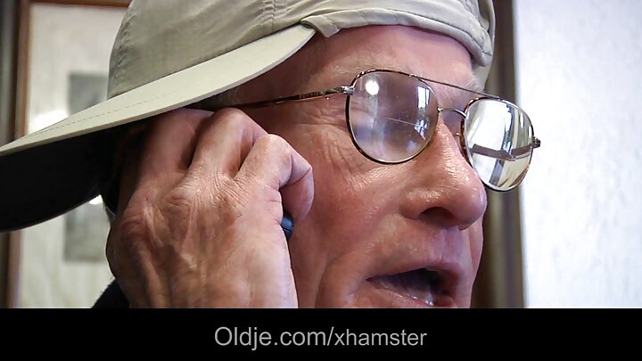 Студентка Лайна Мари чука опитен мъж