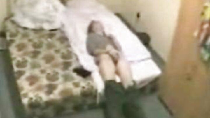 Сексапилната, пищна Алис Пийчи изневерява на съпруга си с шофьор