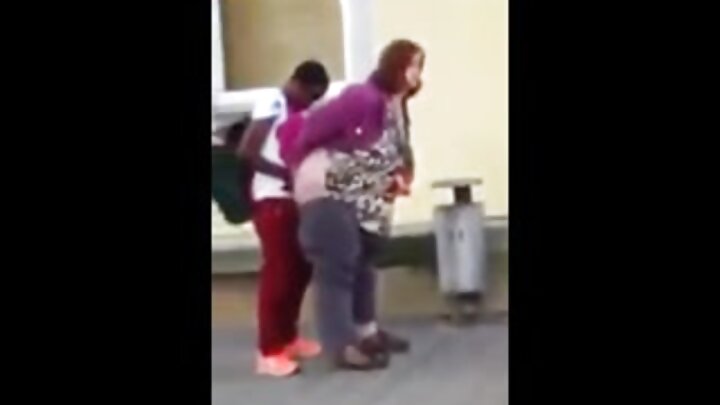 Младо момиче съблазнява брата на най-добрата си приятелка