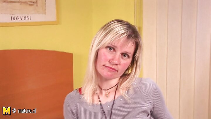 Мъж с голям пенис чука слабо момиче