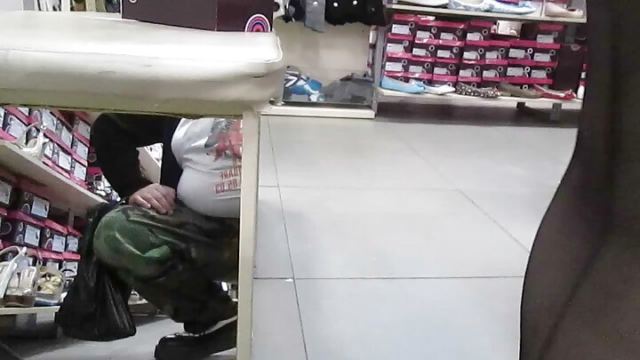 Мъж се снима как чука пищната си курва