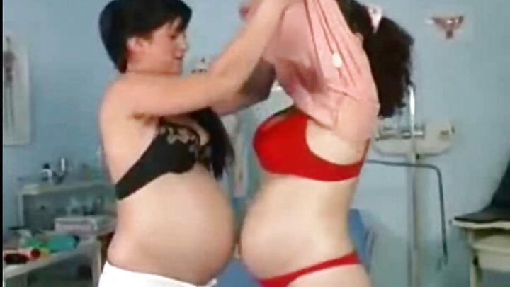 Латино красавица съблазни и чука гаджето си