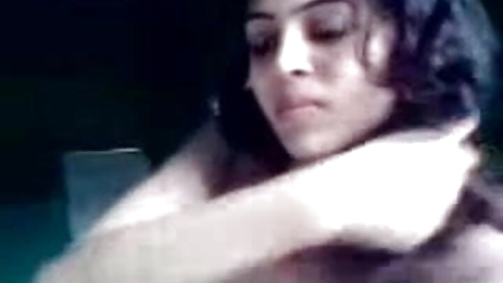 Сладката брюнетка Рей Лил Блек дойде да чука мъж