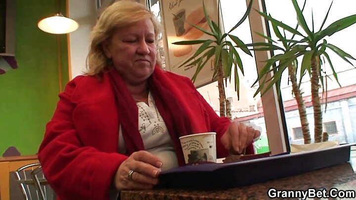 Две красавици се редуват да чукат приятелка