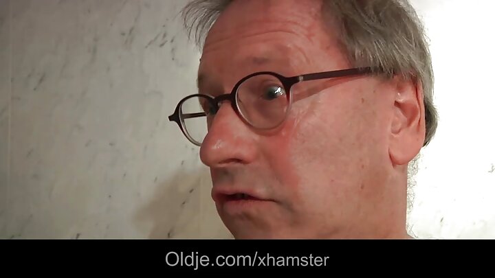 Красивата Кендра Съндърланд чука двама мъже