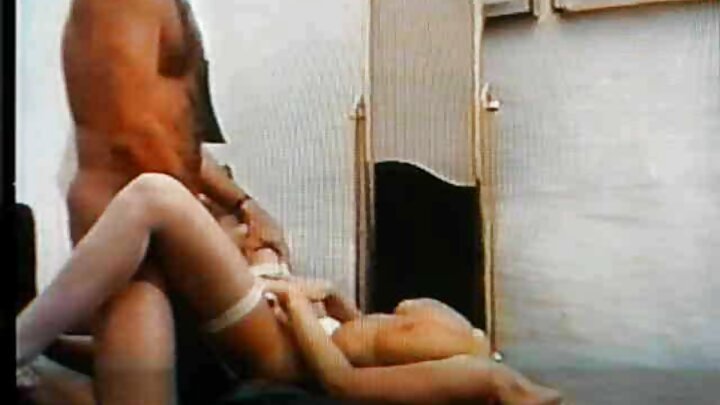 Момиче се намаза с мед и чука гаджето си
