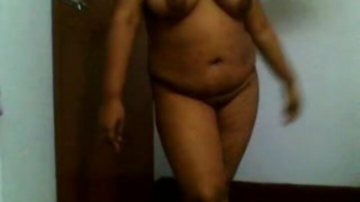 Руска блондинка угажда, правейки свирка на гаджето си
