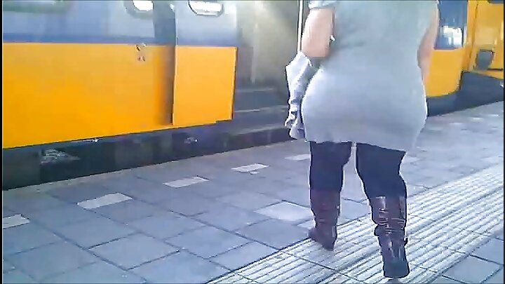 Червенокоса прави секс с учителката си.