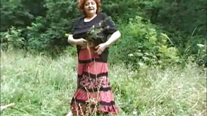Пианист нежно чука младо момиче