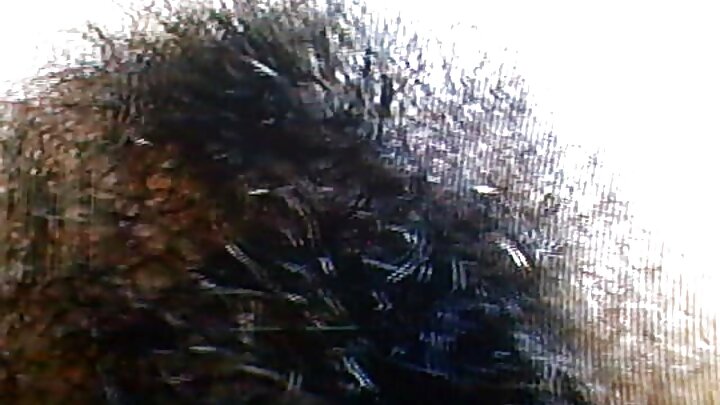 Едър пич чука здраво красива брюнетка