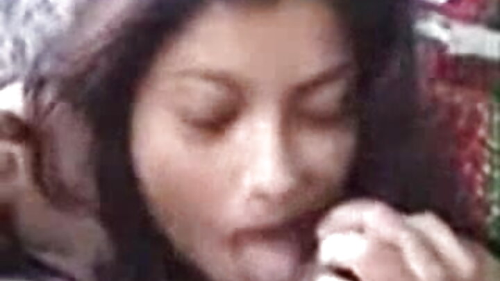 Пищна блондинка изневерява на съпруга си с огромен мъж