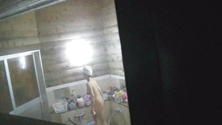 Мъж чука две сладки момичета в градски парк